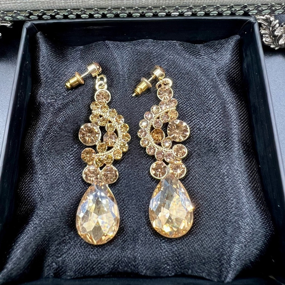 NIB Radiant Gold & Zircon Teardrop Necklace & Earring Jewelry Set - Picture 12 of 14